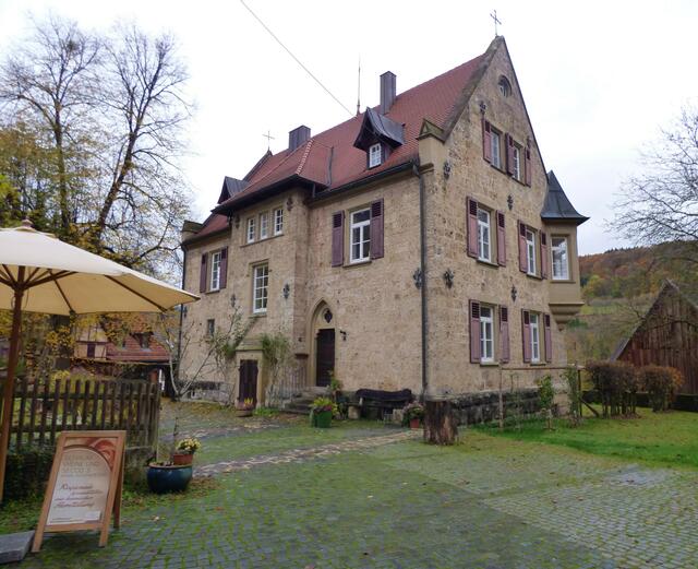 Links neben dem alten Pfarrhaus steht der Schrank mit den regionalen Spezialitäten.
