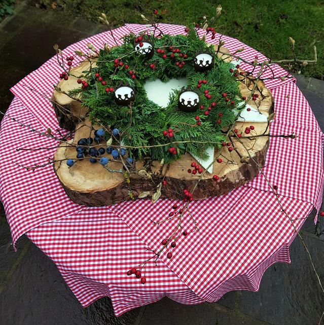 dieser selbstgebundene Adventskranz kommt auf unseren Gartentisch. Er ist mit Naturmaterialien dekoriert findet seine...