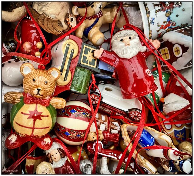 Der Baumschmuck ist schon ganz "hibbelig"