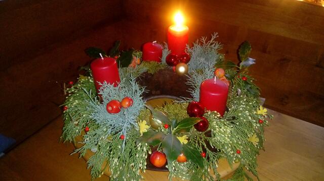 Helga Ruess aus Neckarsulm gestaltet ihren Adventskranz in einer Blech-Form mit Kerzen in Gläsern. Das Grün hat sie hineingesteckt. | Foto: Helga Ruess