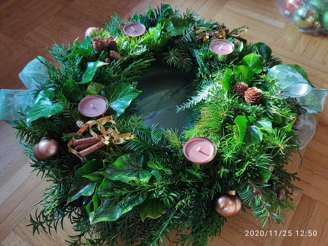 Die Heilbronner Heimatreporterin Marie-Luise Reichert macht ihren Adventskranz immer selbst: Das ist Tradition und „muss einfach sein“. | Foto: Marie-Luise Reichert