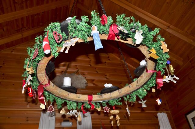 Unser Decken-Kerzen-Leuchter wird jedes Jahr zum Adventskranz