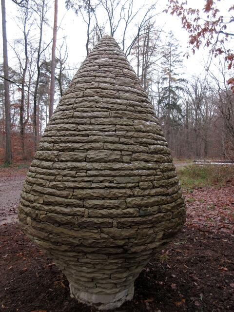 Das BUGA-Ei steht wieder. Beim Bürgerwald in Untergruppenbach kann man es nun in voller Pracht bewundern. Ein kleiner Rest Schnee ist darauf noch zu erkennen.