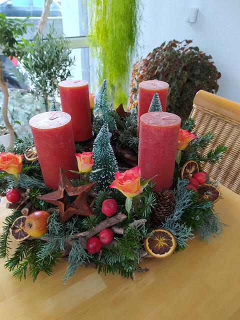 Petra Dickmann aus Zaberfeld, Adventskranz aus Naturmaterialien  und frischen Rosen