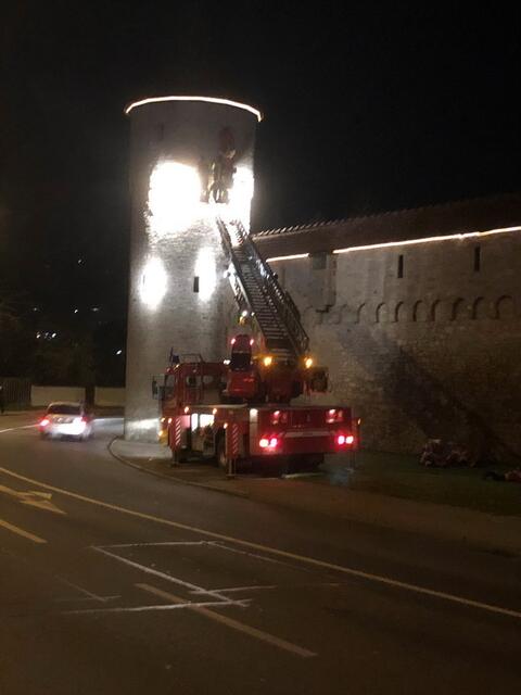 Am Wehrturm musste, wegen der Höhe, die Drehleiter eingesetzt werden