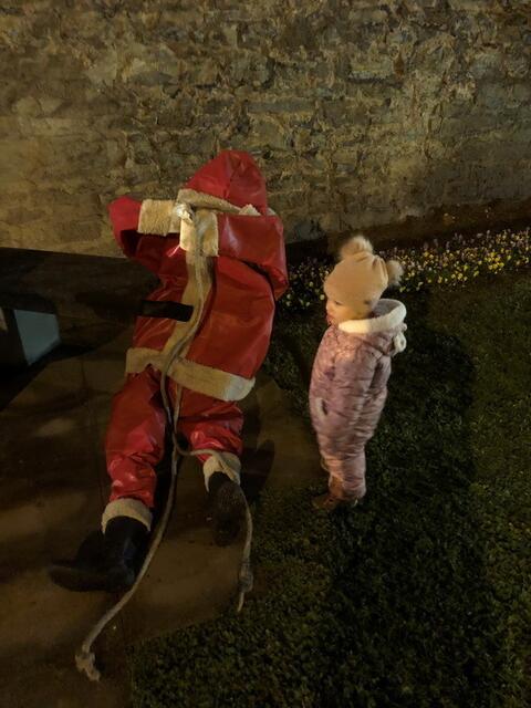 Die Kinder staunten sehr bei so vielen Nikoläusen