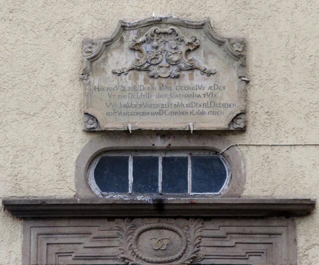 Has posuit solidas in rure Georgius aedes ut pro delitiis sint Catharina tuis: Sinngemäß hat George das Land bearbeitet um ein Luxushaus für Catharine zu bauen. Das Katharinenplaisir.