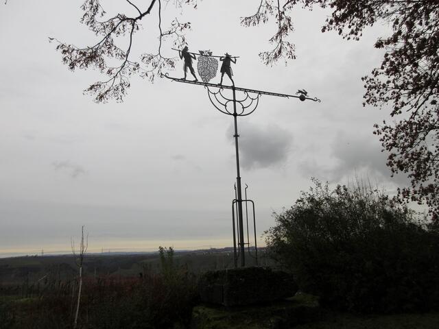 Das Denkmal in der ganzen Größe. Am Horizont ganz leichtes Rot zu erkennen. Also sogar in der Mittagszeit wurde es nicht richtig hell.