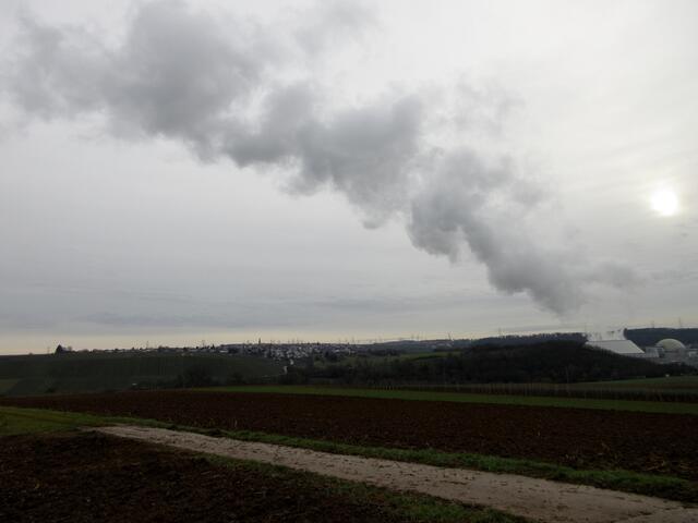 Ganz nah waren wir heute der Wolke des GKN, die uns sonst so oft zur Orientierung hilft. Blick nach Neckarwestheim und man kann bei genauem hinsehen auch das Schloss Liebenstein erkennen.