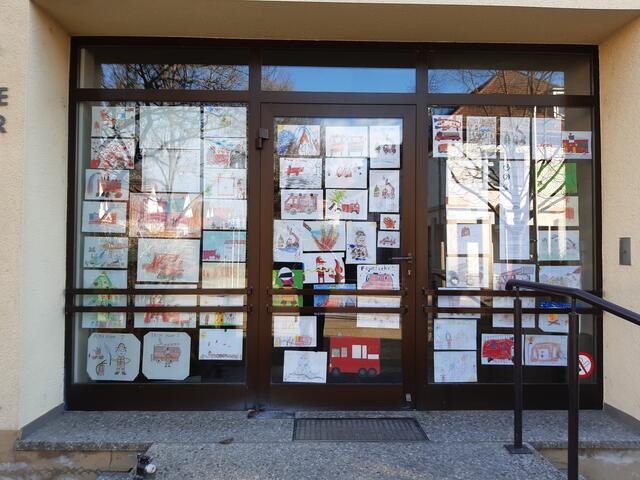 Die Kunstwerke der Kinder können inzwischen an den Toren und Türen der beiden Feuerwehrhäuser bestaunt werden.