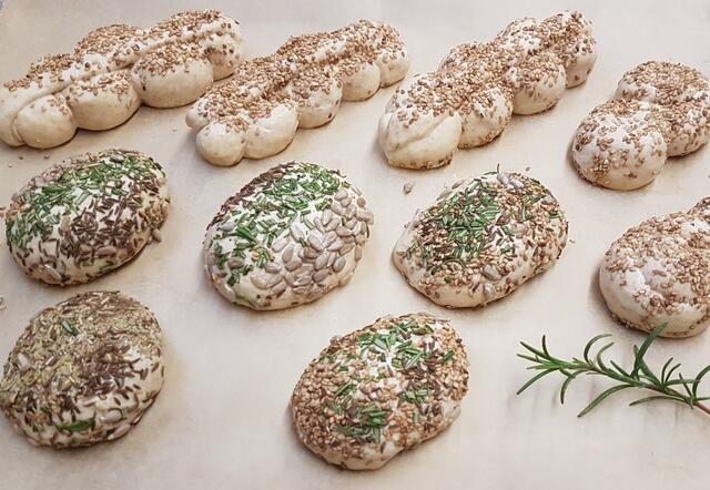 Frisch gezupfte, gehackte Rosmarinblättchen sehen auf den Brötchen gut aus und schmecken intensiver als getrocknetes Rosmarin