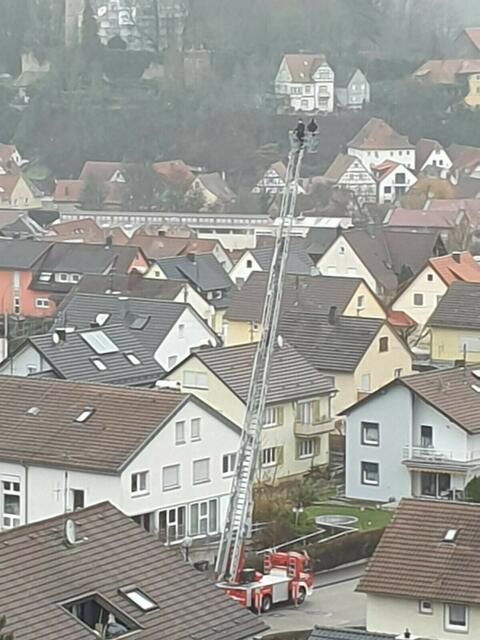 In jedem Wohngebiet wurde an zwei Stellen vom Korb der Drehleiter mit der Trompete gespielt