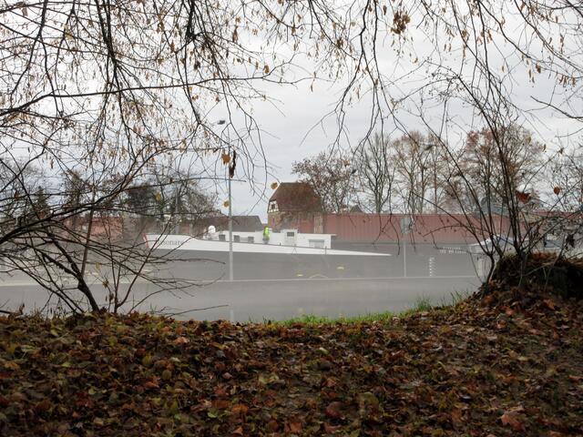 In Horkheim steht das Wasser oben, der Wanderer geht unten dran vorbei...