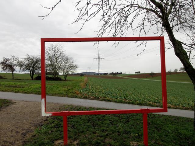 Und egal wie wir um diesen "Bilderrahmen" herum sind, er bietet kein Foto-Motiv. Sollte es sich eventuell nur um einen Rahmen für eine künftige Beschilderung handeln?