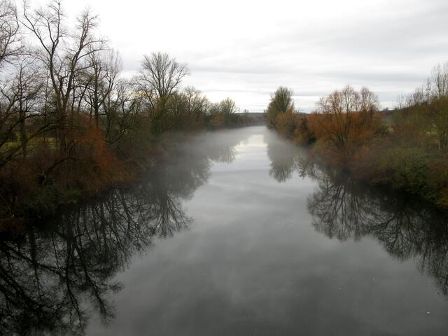 Auf dem Steg Spiegelungen unter den Nebelschwaden