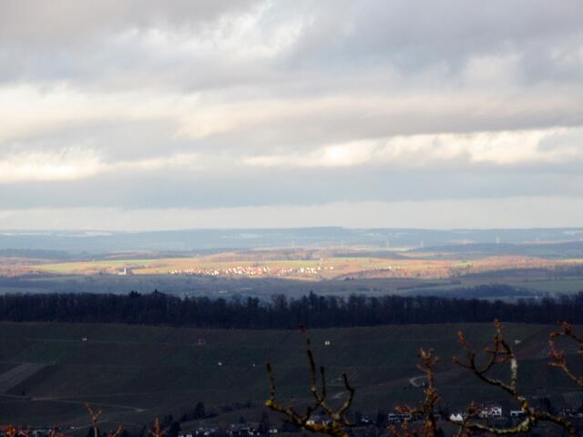 Die Kirche von Gundelsheim-Höchstberg im Sonnenschein