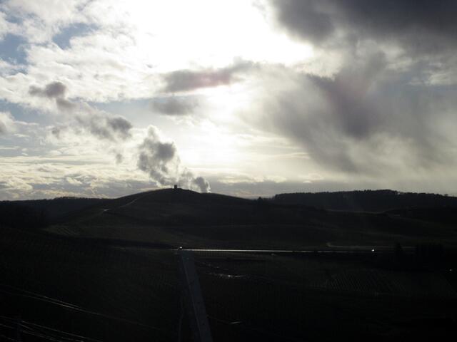 Um die Kurve herum dann der Staufenberg, im Vordergrund der Zubringer nach Untergruppenbach und im Hintergrund die typische Dampfwolke des GKN