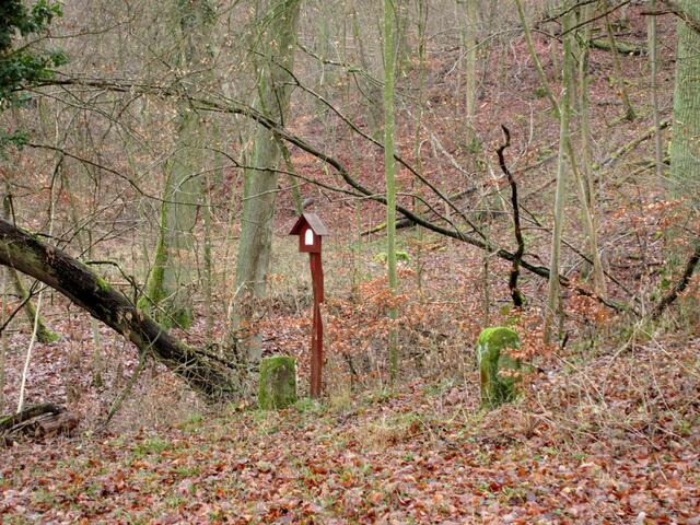 Das ist der Platz mit Schild und Grenzsteinen.