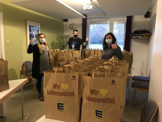 Gabentüten an die Mitternachtsmission