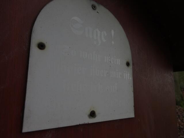 Dieses kaum mehr lesbare Schild zitiert den Meineid-Förster.