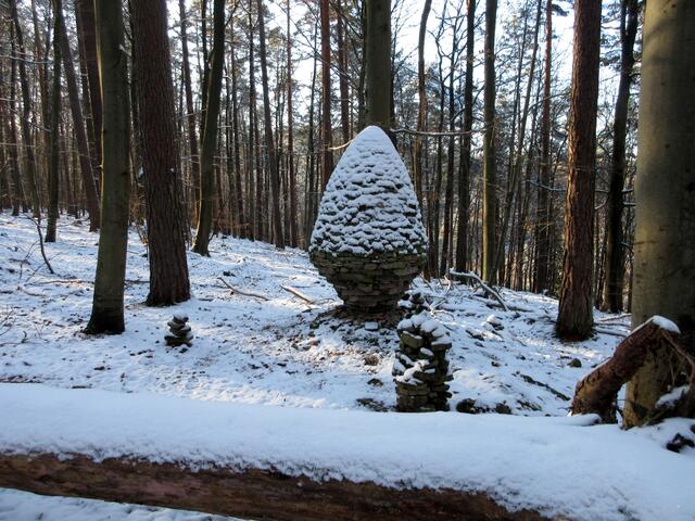 Monument mit weißem Käppchen
