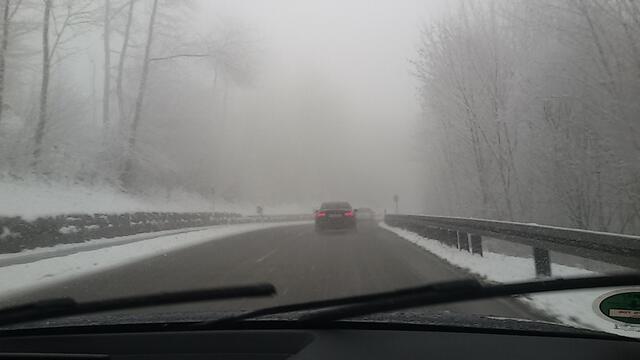 Auch dieses schlechte Wetter konnte die Schlittenfahrer nicht von ihrem Vergnügen abhalten. Schade, dass manche sich gerade die Enzwiesen ausgesucht hatten...
