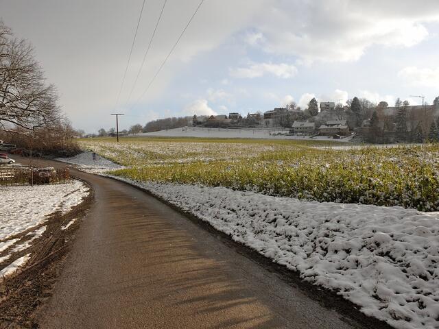 Erster Schnee am 07.01.2021, der Wanderparkplatz ist noch leer