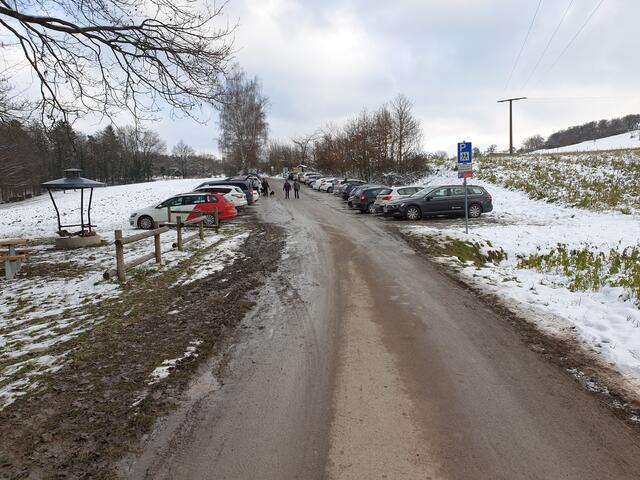 Der Wanderparkplatz ist bis zum letzten Platz voll