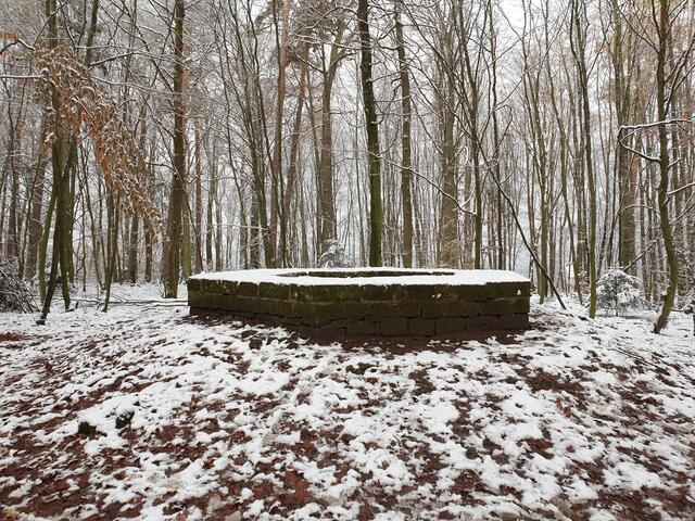 Erster Schnee am 07.01.2021, das Fundament des Sechseckturmes