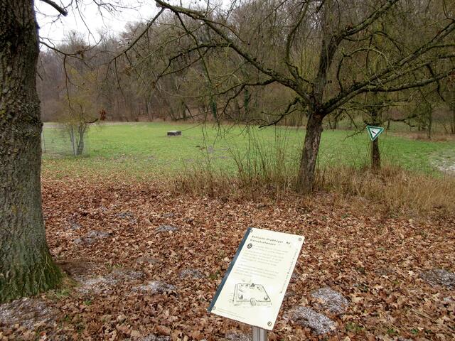 Hinweisschild am Historischen Rundweg, Keltengräber und Viereckschanze.
