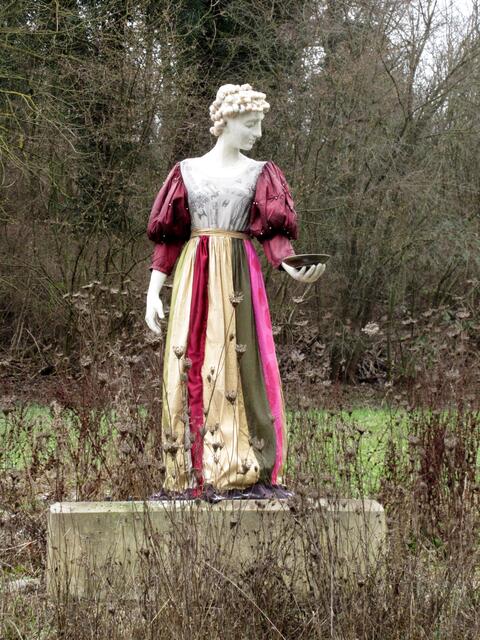 Jutta Klee, bekleidete Betonfigur