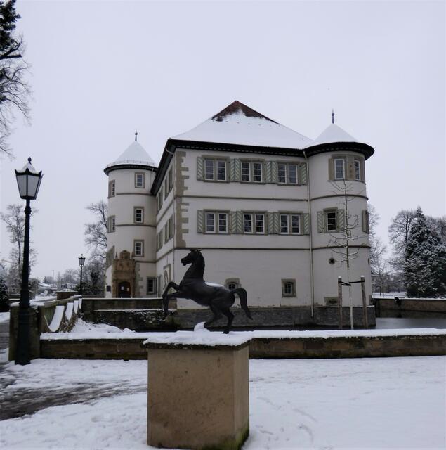 Der Rappe als Symbol für Bad Rappenau heißt die Besucher des Wasserschlosses willkommen.