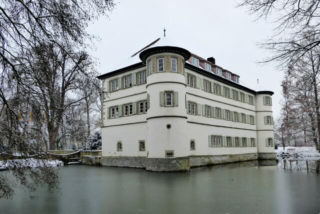 Der kleine See, in dem das Wasserschloss steht, ist auf dieser Seite noch mit Eis bedeckt.