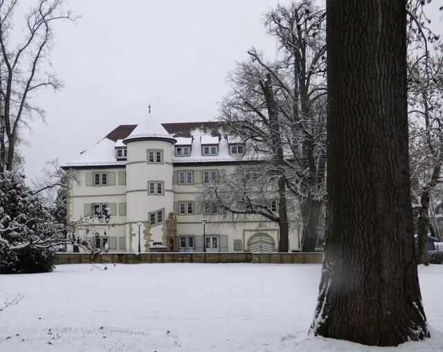 Auch aus dem Park bietet sich ein schöner Blick aufs Schloss.