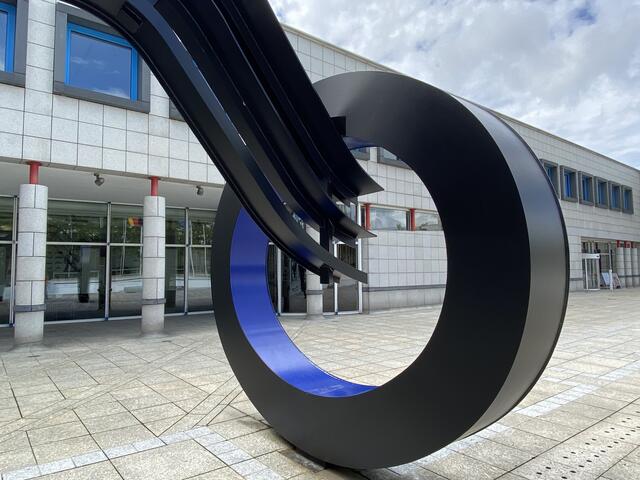 Kunst vor dem Firmencampus. "Stahl" von Robert Jacobsen