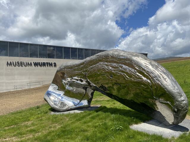 Frozen Wave von Marc Quinn vor dem Würth Museum 2