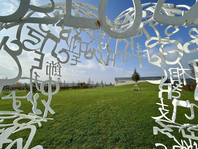 Blick von der Kunst zur Kunstausstellung