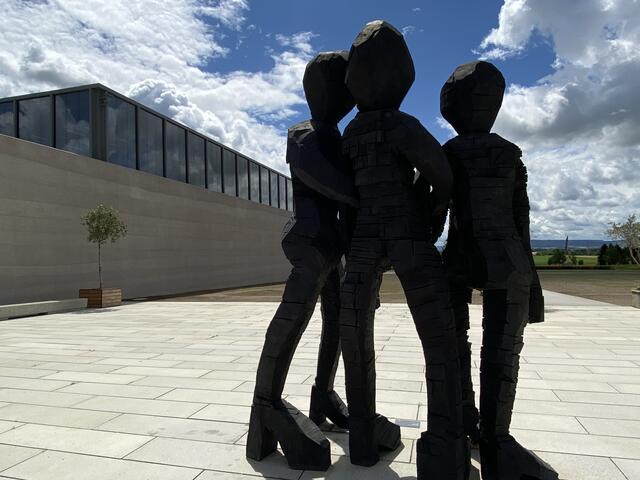 BDM Gruppe von Georg Baselitz vor dem Würth Museum 2