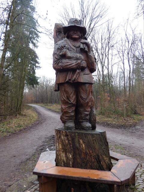 Der Jägersmann blickt sich in seinem Revier um.