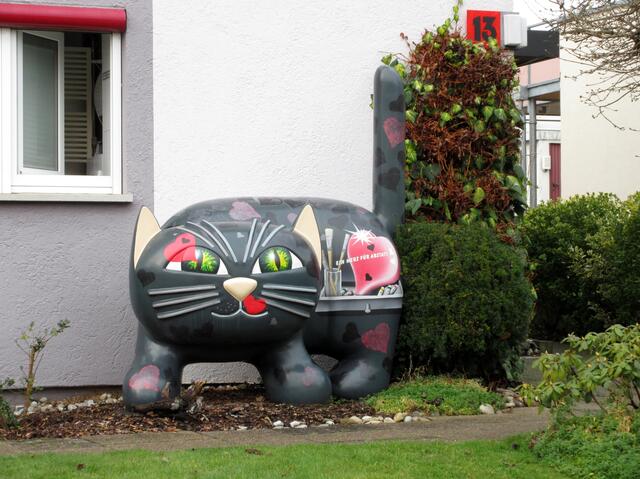 Im ganzen Ort findet man die hübschen Gesellen, hier ein besonders schönes Exemplar in einem Garten.