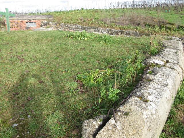 Sie erzählte auch, dass er begehbar wäre. Das stimmt aber nicht mehr. Es scheint, er wurde aufgefüllt.