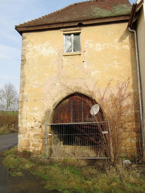 Leider scheint sich niemand für den Wüstenhausener Landturm zu interessieren und so verfallen die Gebäude zusehends.