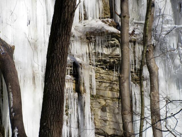 Gut zu erkennen, wie geschichtet das Gestein ist und kein Wunder, dass sich das Wasser hier seinen Weg bahnt.