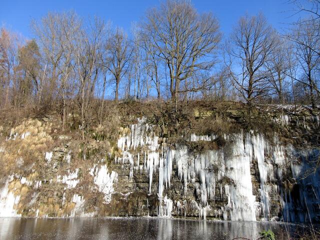 Hier in Neudeck in den "Hohenloher" Steinbrüchen ist das Eis nicht zu übersehen und noch viel da, obwohl die Sonne sich alle Mühe gibt.