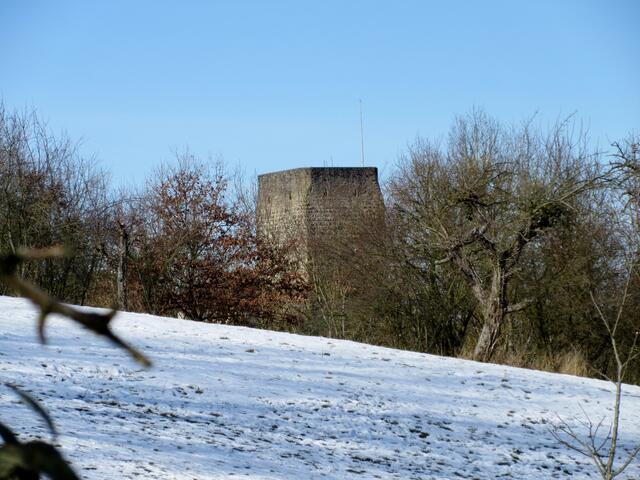 Blick zurück zum Roten Turm. Hier auf der Wiese war es angenehm warm in der Sonne. Am Turm zog der Ostwind ordentlich um die Ecken
