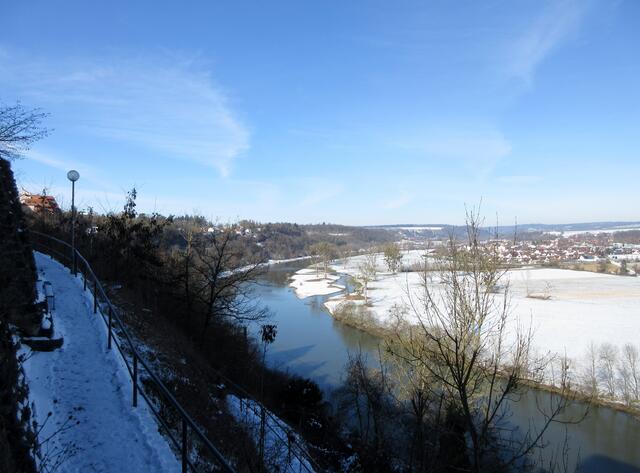 Zum Neckar hinunter mit Blick Richtung Offenau