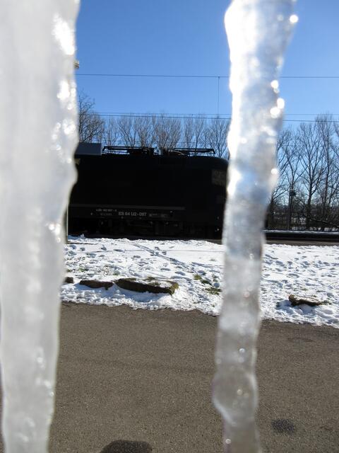 Dafür kommt man in Nordheim aber ganz nah ran bzw. sogar rein. Nun kann man sich die Einfahrt des Zuges durch die Eiszapfen ansehen.