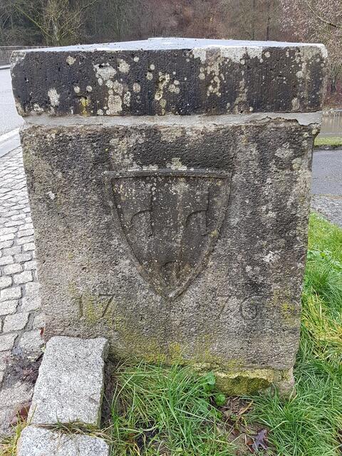 1776 wurde eine erste Brücke errichtet, wie es dieser Stein zeigt