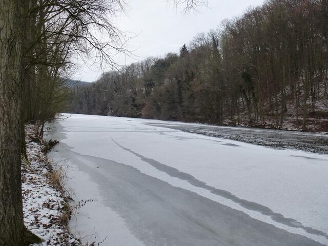 Januar _ Der Kocher ist zugefroren und mit Schnee bedeckt