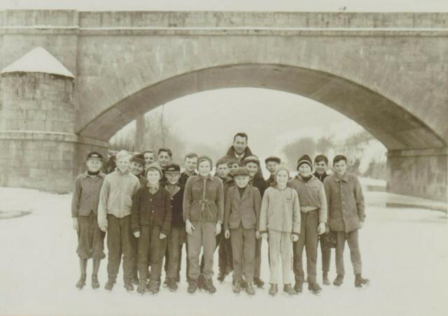 Historisches Foto: Lehrer Willi Braun mit den Buben auf dem vereisten Kocher _ Jahr: 1956 ??? Wer weiß es genau? Wer kann etwas dazu erzählen?